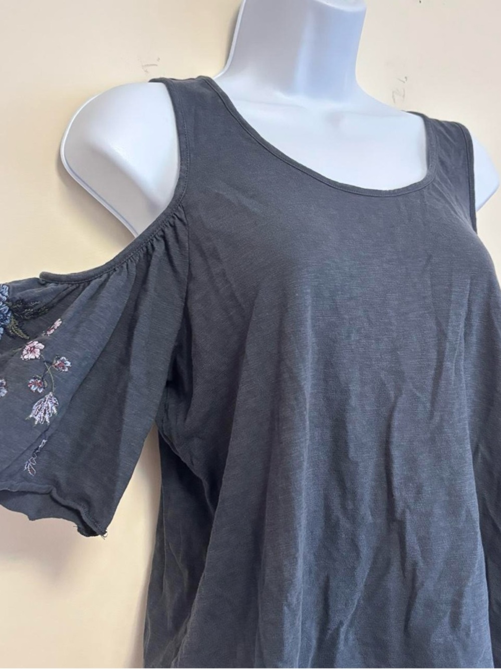 American Eagle Outfitters Gray Cold-Shoulder Tank Top with Floral Embroidery